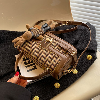 Női szögletes válltáska