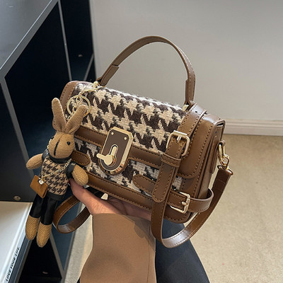 Női szögletes válltáska