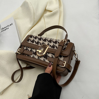 Női szögletes válltáska