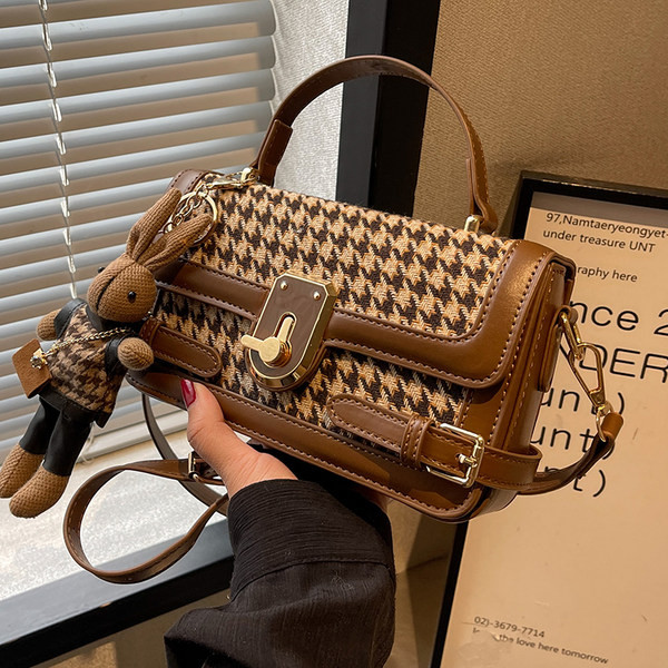 Női szögletes válltáska