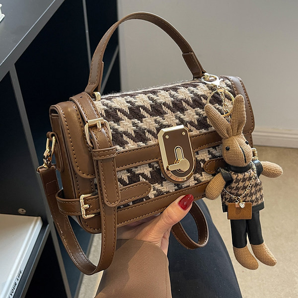 Női szögletes válltáska