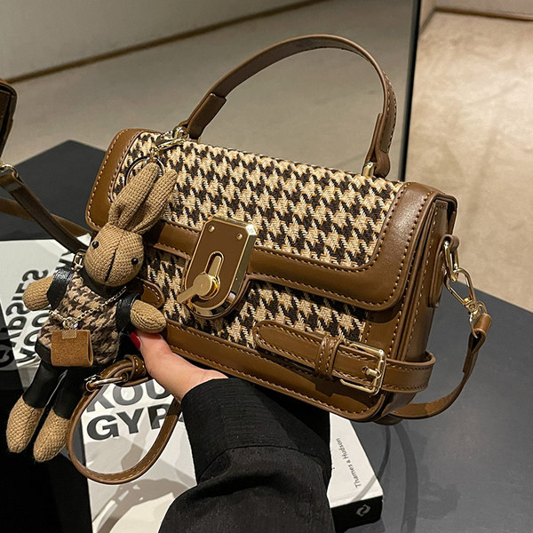 Női szögletes válltáska