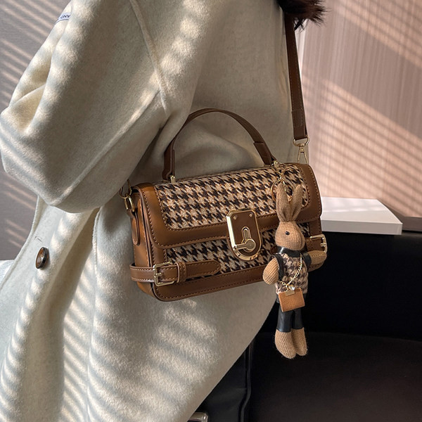 Női szögletes válltáska