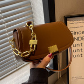 Kézitáska - fém csattal