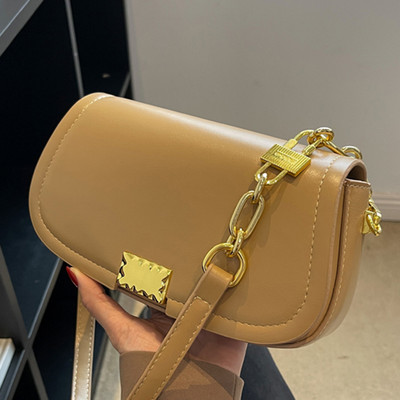 Kézitáska - fém csattal