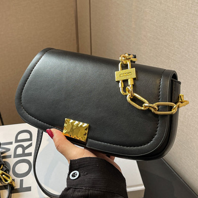 Kézitáska - fém csattal