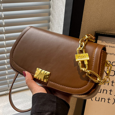 Kézitáska - fém csattal