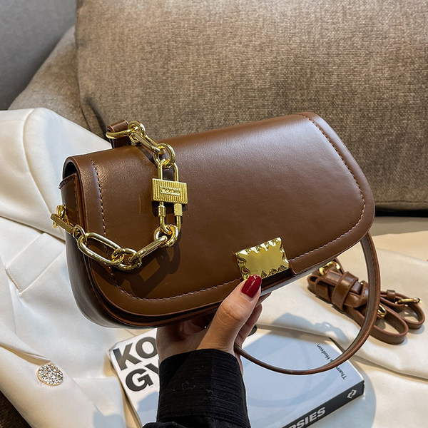 Kézitáska - fém csattal