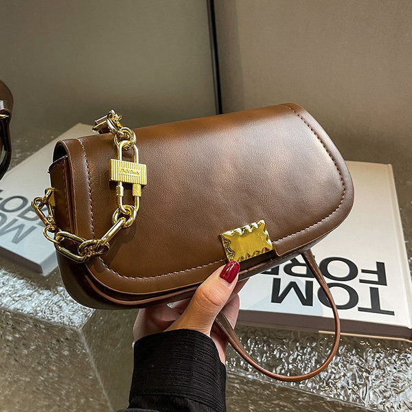 Kézitáska - fém csattal