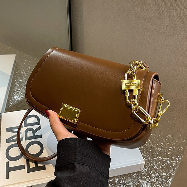 Kézitáska - fém csattal