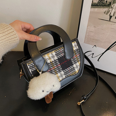 Moderna rokassomiņa ar plecu rokturi