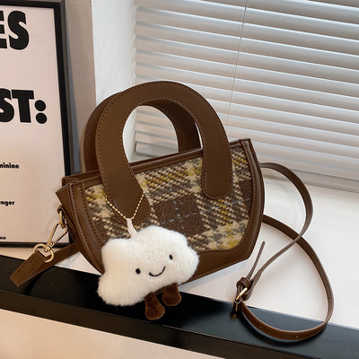 Moderna rokassomiņa ar plecu rokturi