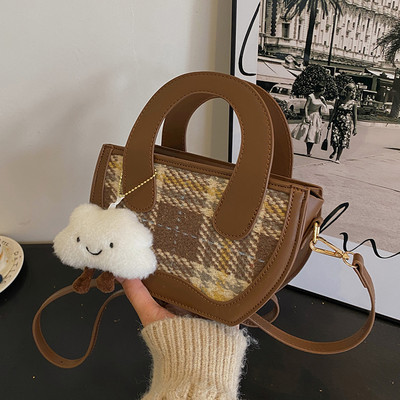 Moderna rokassomiņa ar plecu rokturi