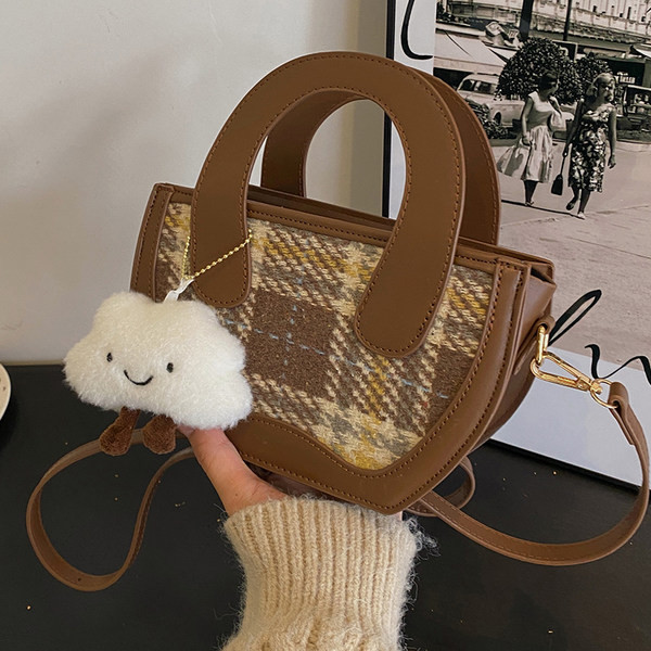 Moderna rokassomiņa ar plecu rokturi