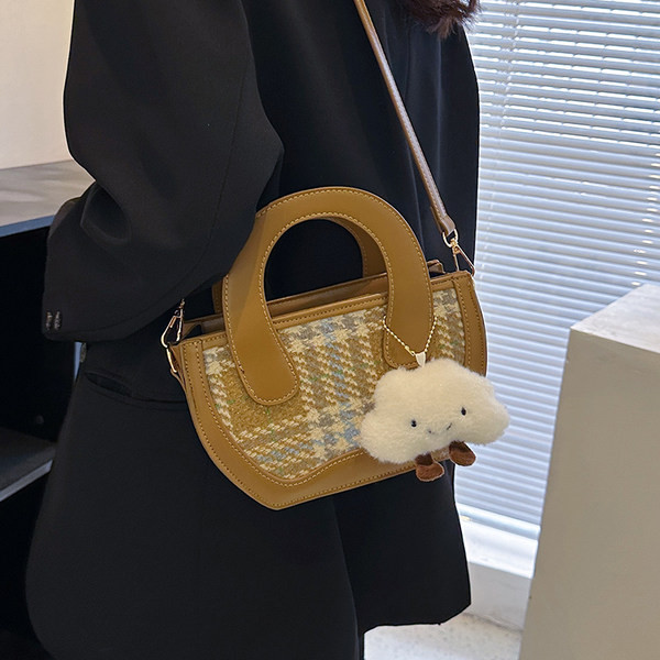 Moderna rokassomiņa ar plecu rokturi