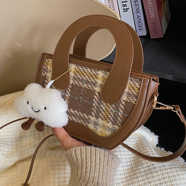 Moderna rokassomiņa ar plecu rokturi