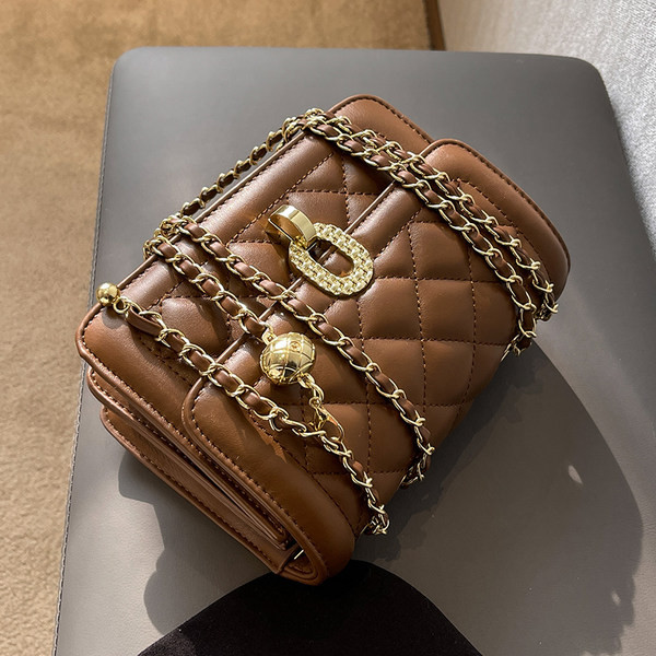 Ručna torbica s patentnim zatvaračem i zatvaračem