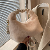 Soma ar pūkām trīs krāsās