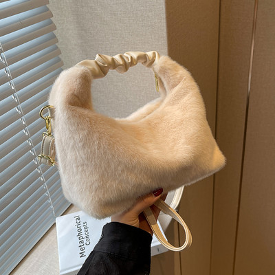 Soma ar pūkām trīs krāsās