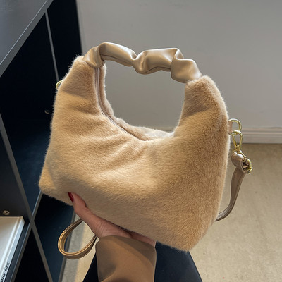 Soma ar pūkām trīs krāsās