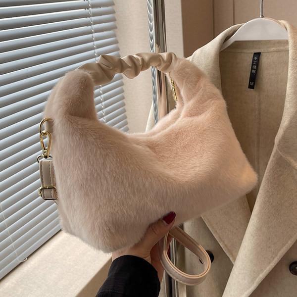 Soma ar pūkām trīs krāsās