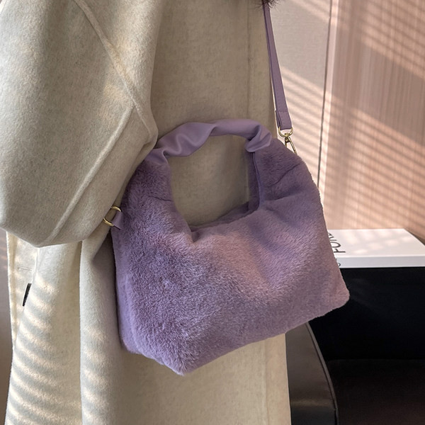 Soma ar pūkām trīs krāsās