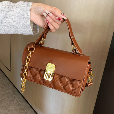 Sieviešu ādas soma ar metāla rokturi