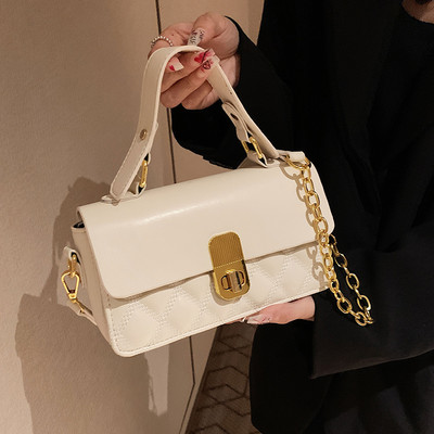 Sieviešu ādas soma ar metāla rokturi