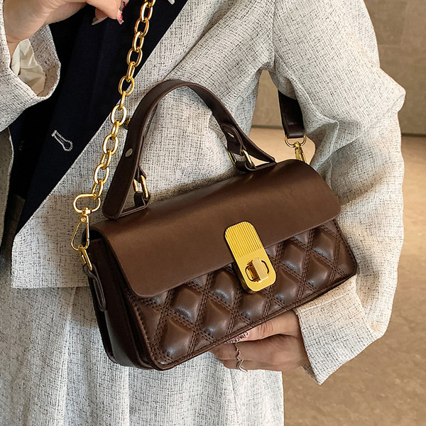 Sieviešu ādas soma ar metāla rokturi