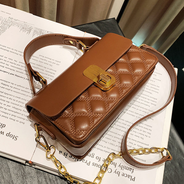 Sieviešu ādas soma ar metāla rokturi