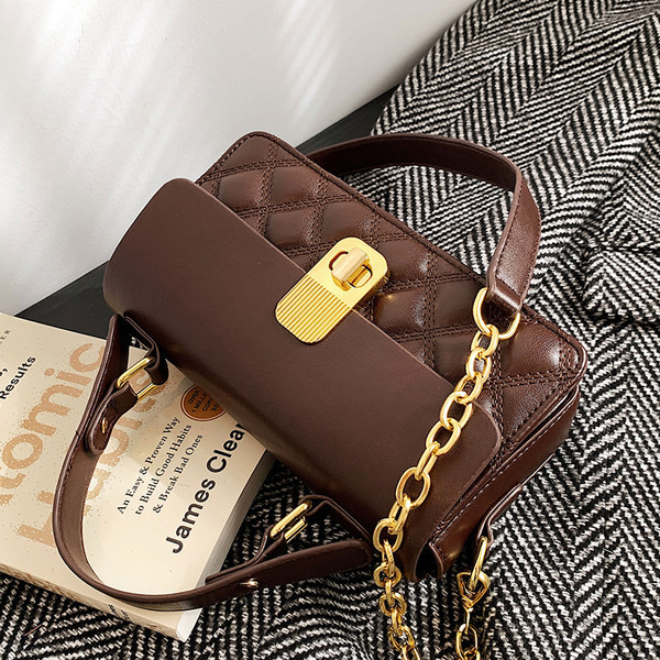 Sieviešu ādas soma ar metāla rokturi