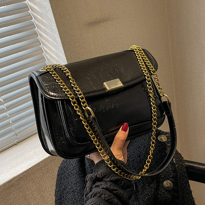 Rokassomiņa ar ķēdīti un metāla aizdari