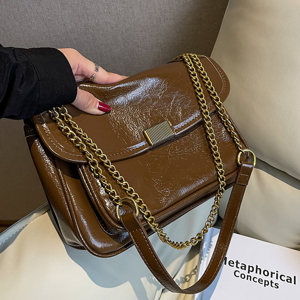 Rokassomiņa ar ķēdīti un metāla aizdari