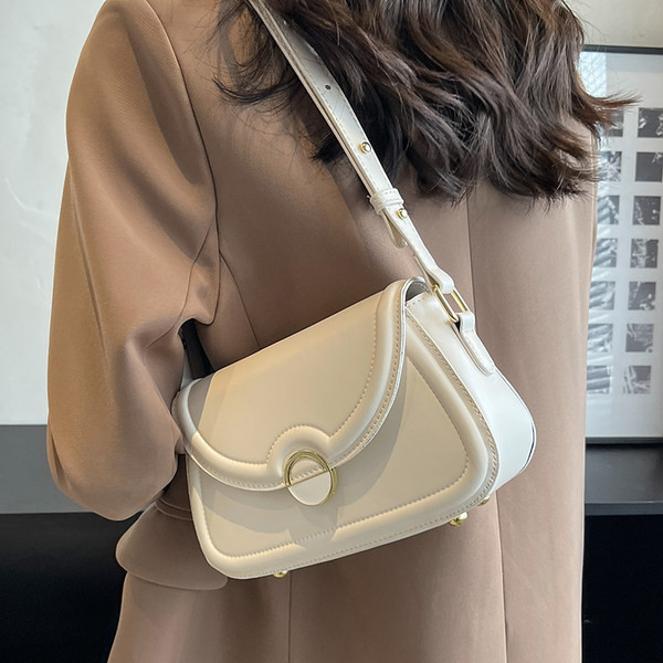 Jauna modeļa rokassomiņa ar metāla aizdari no eko ādas