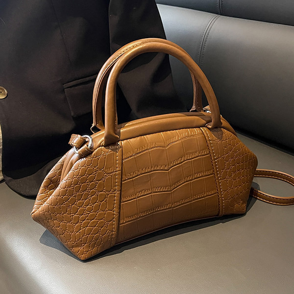 Stilīga rokassomiņa no eko ādas ar īsu un garu rokturi