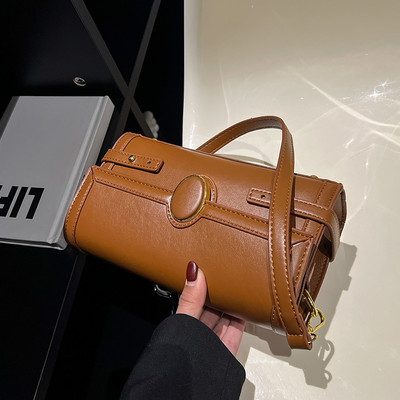 Retro model torbice od eko kože sa magnetnom kopčom