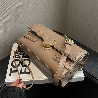 Retro model torbice od eko kože sa magnetnom kopčom