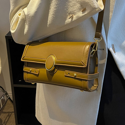 Retro model torbice od eko kože sa magnetnom kopčom