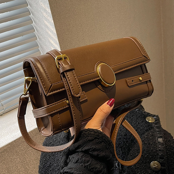 Retro model torbice od eko kože sa magnetnom kopčom