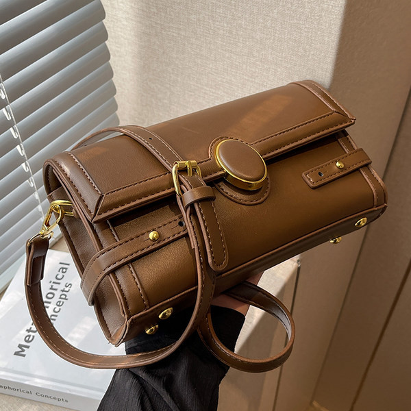 Retro model torbice od eko kože sa magnetnom kopčom