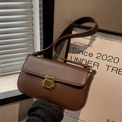 Малка дамска кожена чанта с метално закопчаване