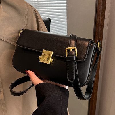 Малка дамска кожена чанта с метално закопчаване