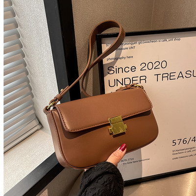 Малка дамска кожена чанта с метално закопчаване