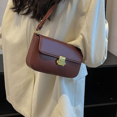 Малка дамска кожена чанта с метално закопчаване