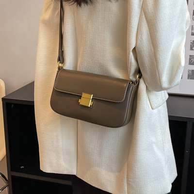 Малка дамска кожена чанта с метално закопчаване