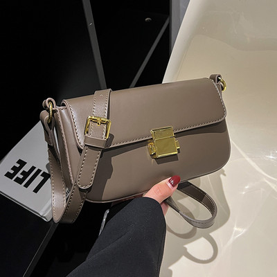 Малка дамска кожена чанта с метално закопчаване