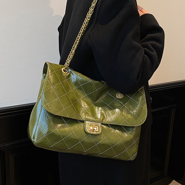 Eco bőr kézitáska láncos vállfogantyúval