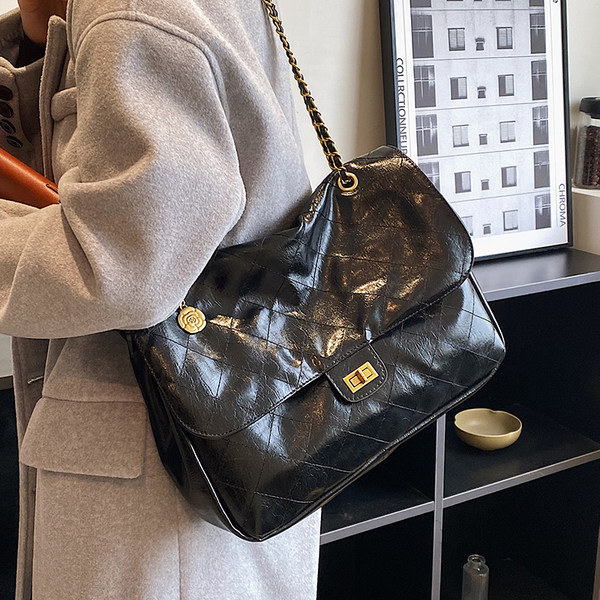 Eco bőr kézitáska láncos vállfogantyúval