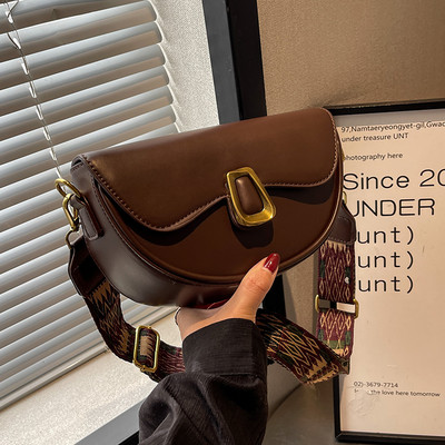 Kézitáska csattal, három színben