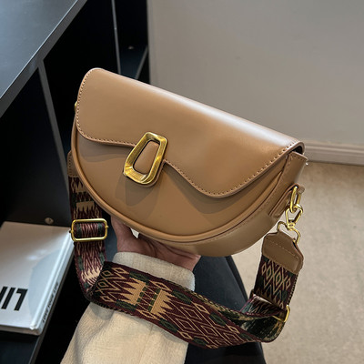 Kézitáska csattal, három színben